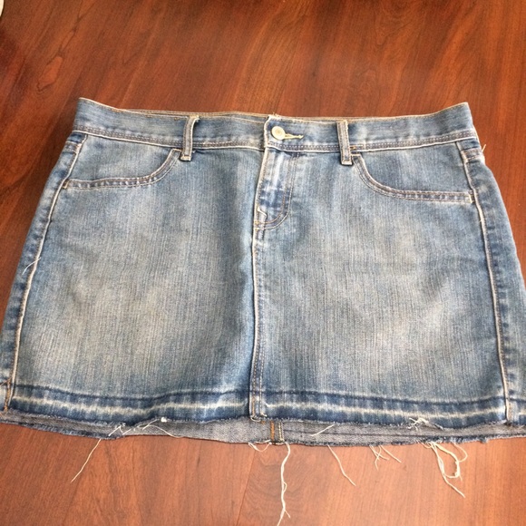 Old Navy Dresses & Skirts - Old Navy Denim raw edge mini skirt : size 8